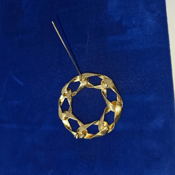 Vintage Gold Tone Circle Link Braided Wreath Brooch Pin Fashion Jewelry 2.5" - Picture 9 of 9